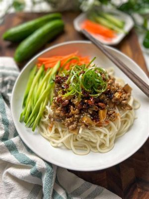  Dandong Zhajiangmian: Een pikant geurige saus die je smaakpapillen zal doen dansen!