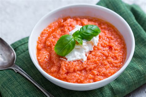  Pappa al Pomodoro: Een Klassieke Toscaanse Soep vol Zomerse Romantiek en Comfortvoedende Warmte!