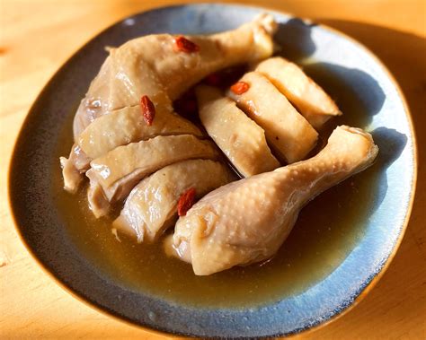   Shaoxing Drunken Chicken, Een Smakelijke Toeristentocht Door De Geur Van Rijke Specerijen En De Zachtheid Van Gebraden Kip!